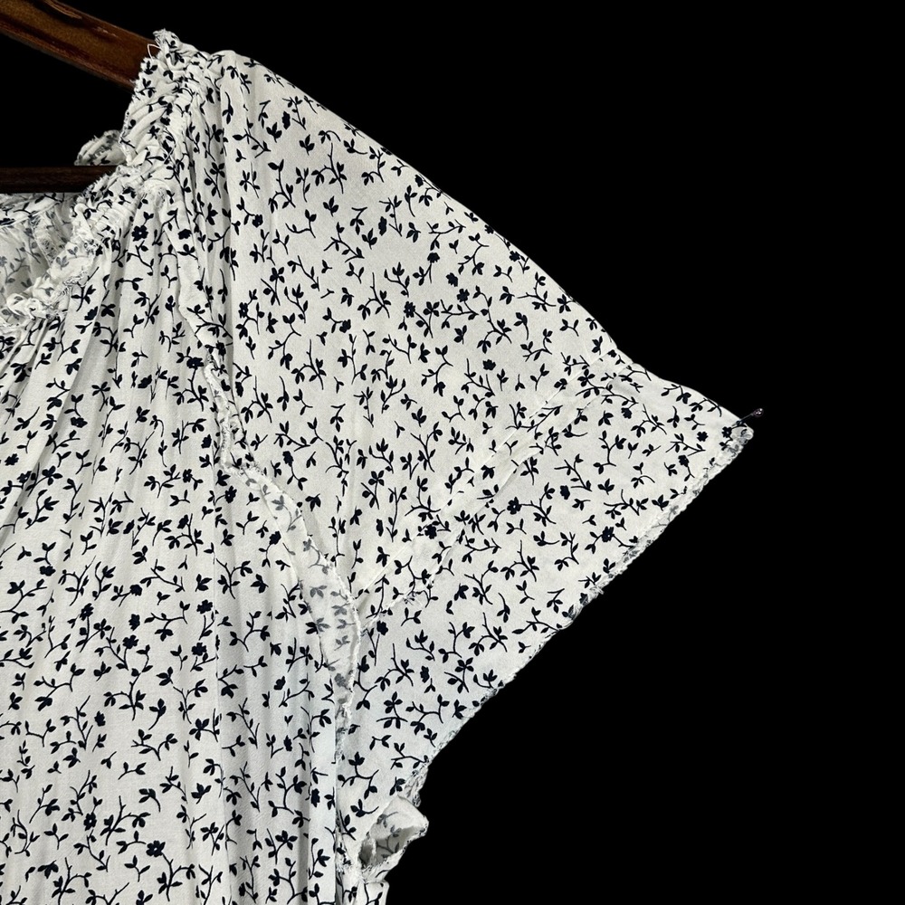 GAP Flutter Sleeve Blouse Womens Large White Floral Excellent V-Neck Modal Top - Picture 2 of 9